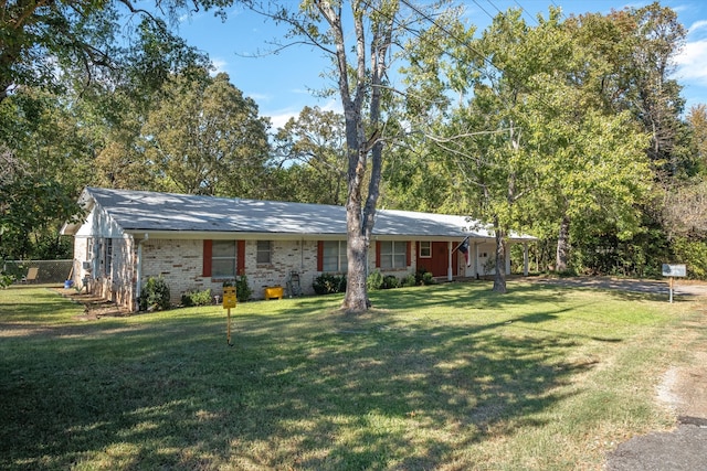 single story home featuring a front yard