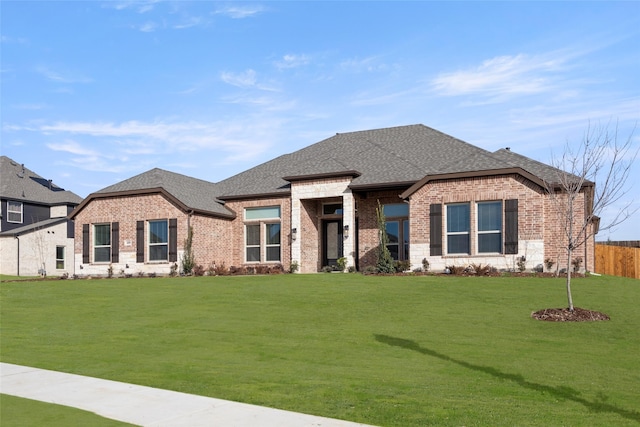 view of front of property featuring a front lawn