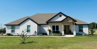 view of front facade featuring a front lawn