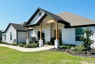 view of front of home featuring a front yard