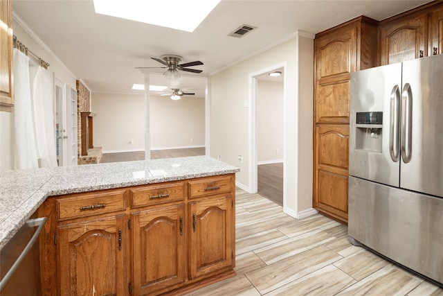 kitchen featuring crown molding, stainless steel appliances, and ceiling fan