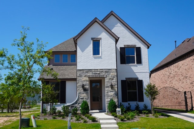 view of front of house featuring a front lawn