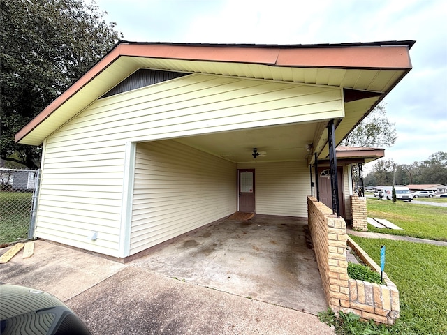 view of front facade featuring a front yard and a carport