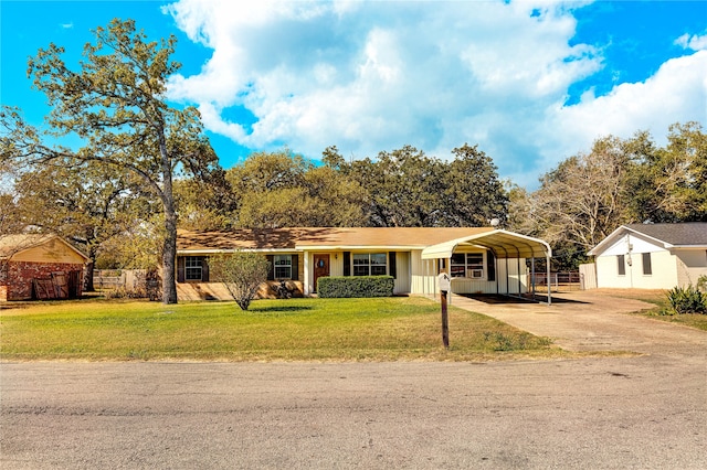 view of front of property featuring a carport and a front yard