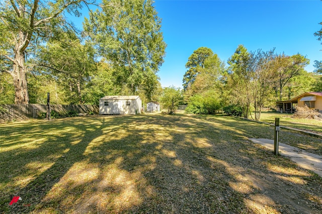 view of yard featuring a storage shed