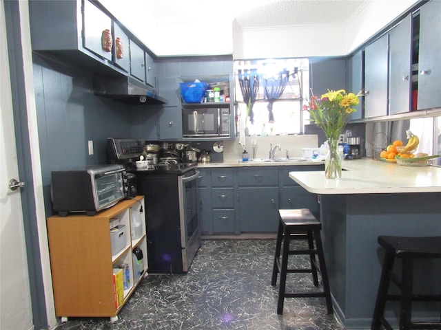 kitchen featuring black appliances, sink, kitchen peninsula, a kitchen breakfast bar, and ornamental molding