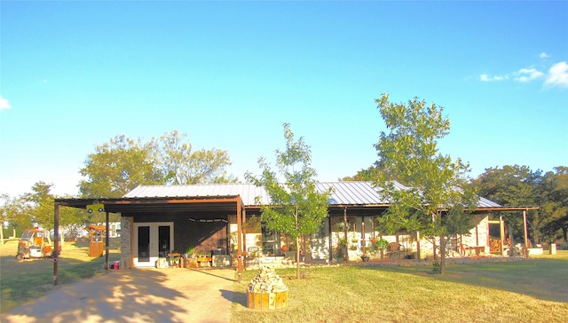 view of yard with a patio area