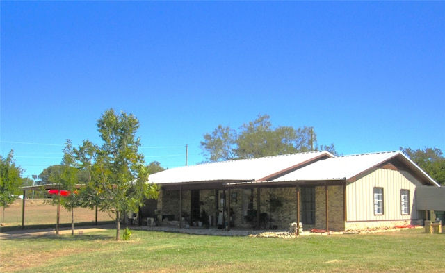 exterior space featuring a lawn