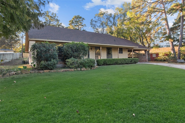 single story home with a front lawn