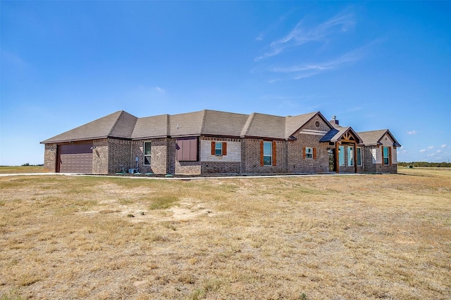 view of front of home featuring a garage and a front yard