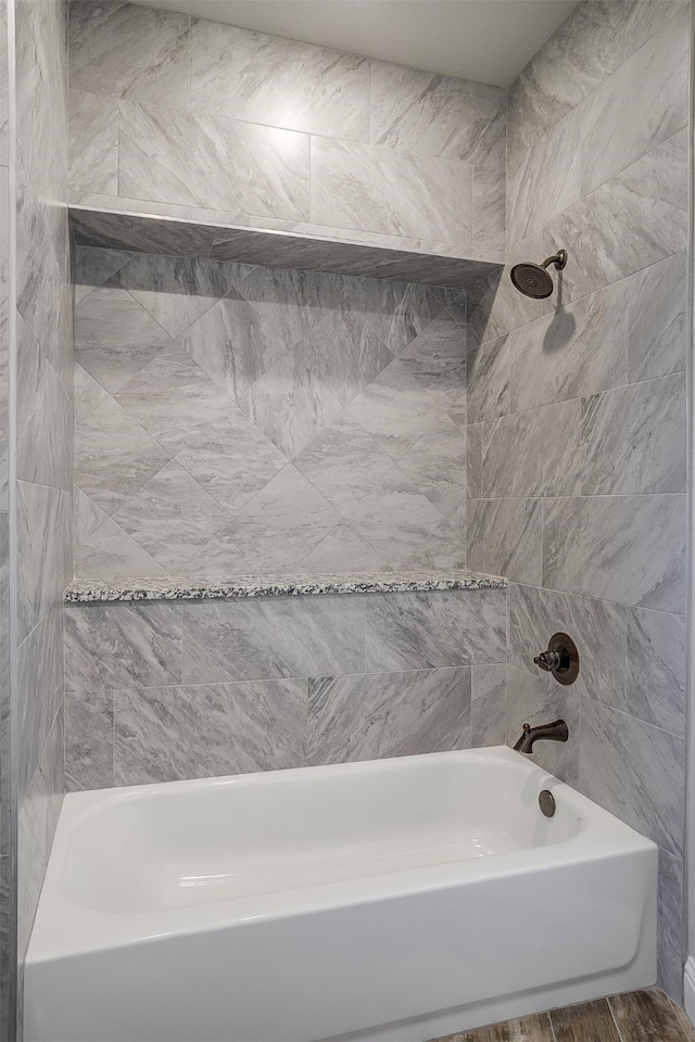 bathroom featuring tiled shower / bath combo