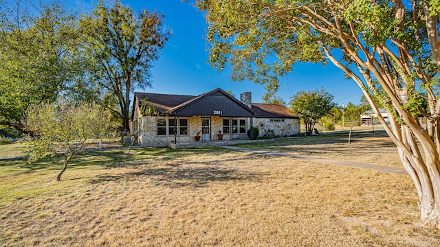 ranch-style house featuring a front lawn