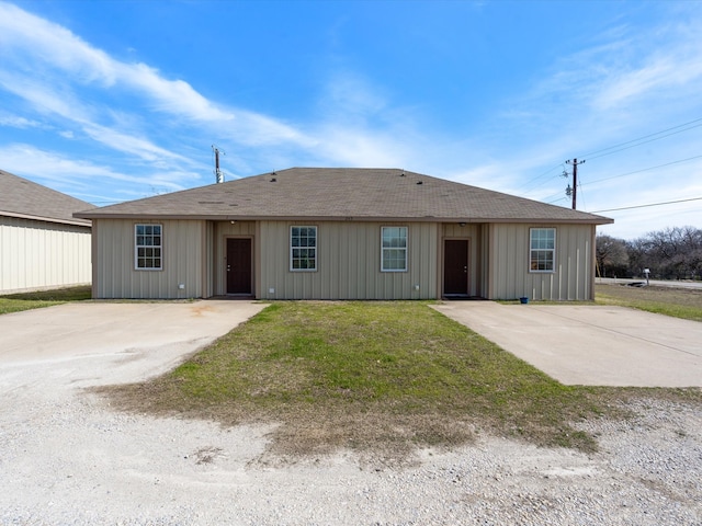 ranch-style house with a front yard