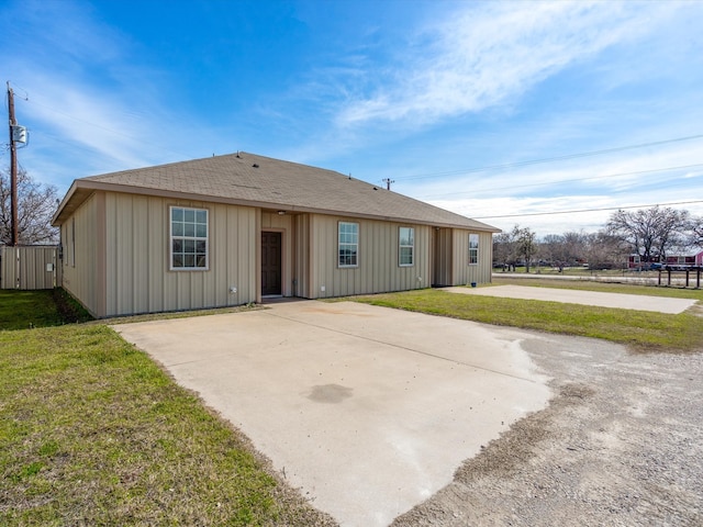 single story home with a front yard