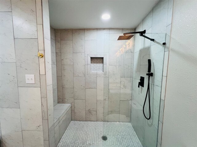 bathroom featuring a tile shower