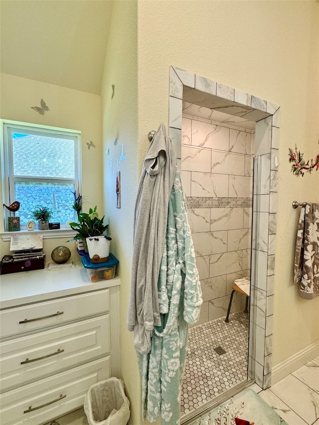 bathroom featuring a tile shower