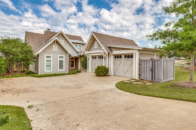 craftsman house featuring a front lawn and a garage