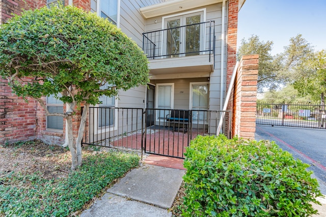 property entrance with a balcony