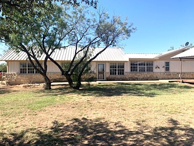 back of house featuring a lawn