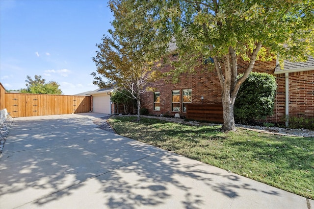 view of front facade featuring a front yard and a garage