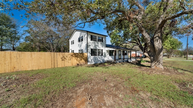 view of front facade featuring a front yard