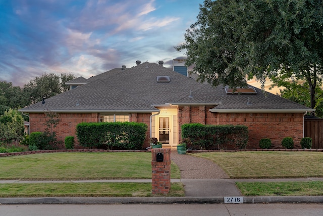 view of front of property featuring a lawn