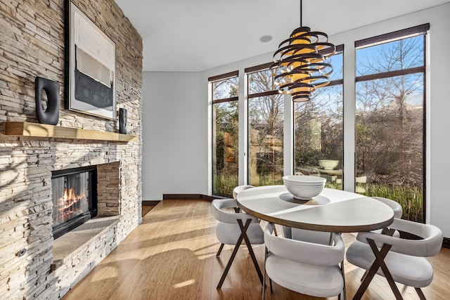 living room with a towering ceiling, light hardwood / wood-style floors, ceiling fan, and a tray ceiling