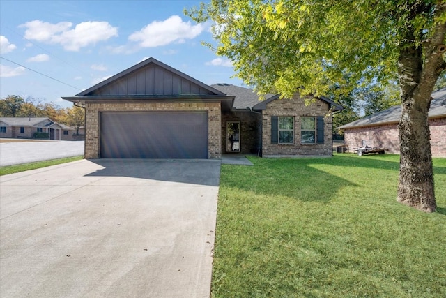 craftsman inspired home with a front yard and a garage