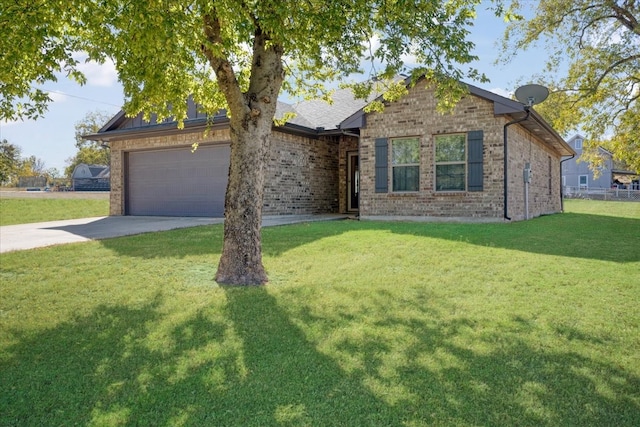 view of front of house featuring a front lawn and a garage