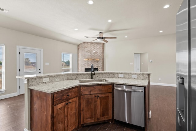 kitchen featuring ceiling fan, a kitchen island with sink, dark hardwood / wood-style floors, sink, and stainless steel appliances