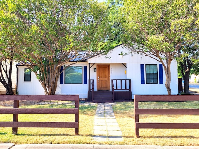 view of front facade with a front yard