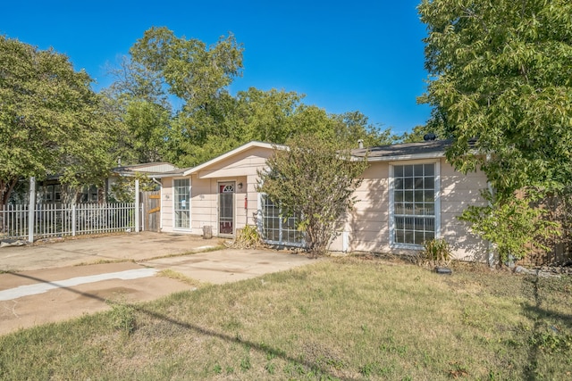 single story home featuring a front yard