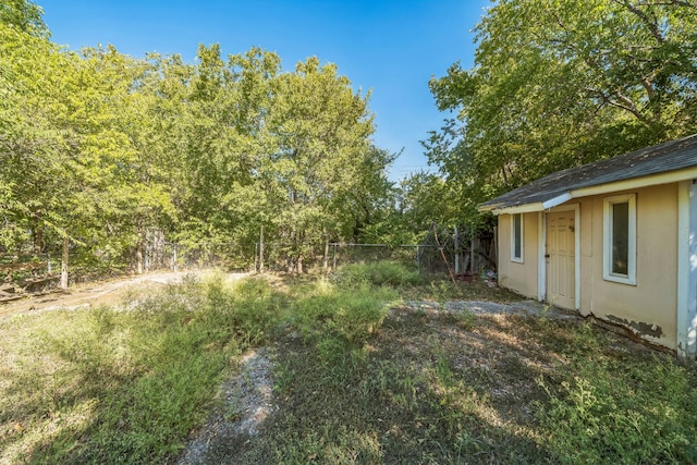 view of yard featuring an outdoor structure