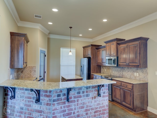 kitchen featuring a kitchen breakfast bar, kitchen peninsula, decorative backsplash, and stainless steel appliances