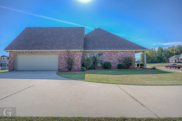 view of front facade featuring a front lawn and a garage