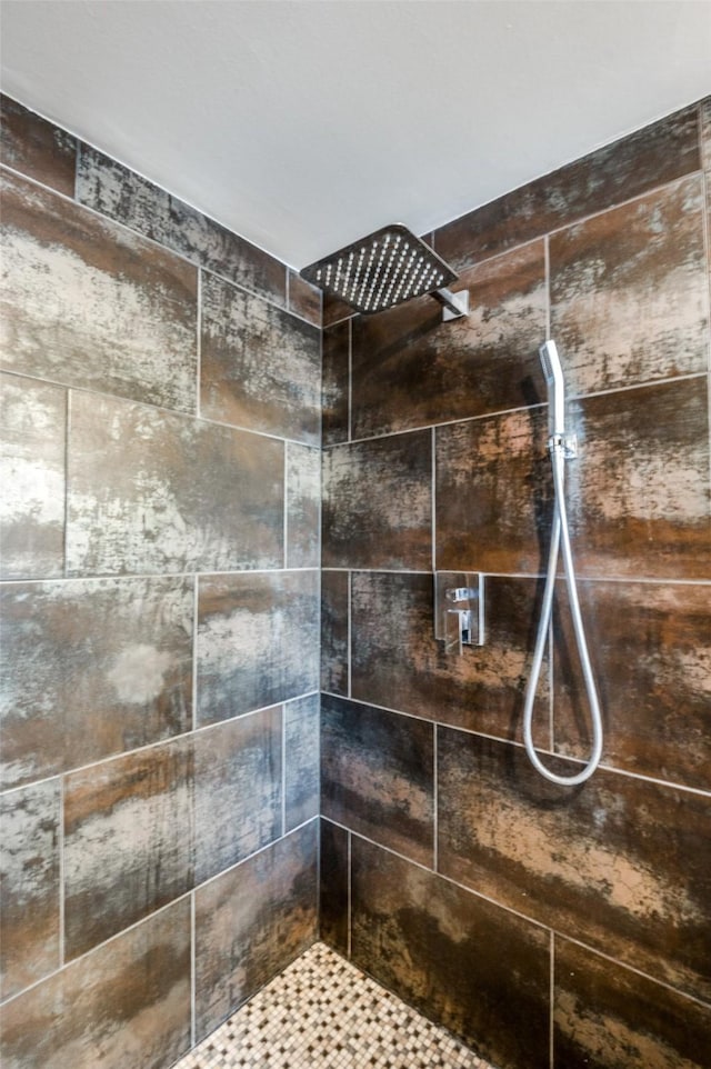 room details featuring a tile shower