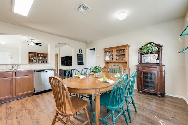 dining area featuring sink, ceiling fan, and light hardwood / wood-style flooring