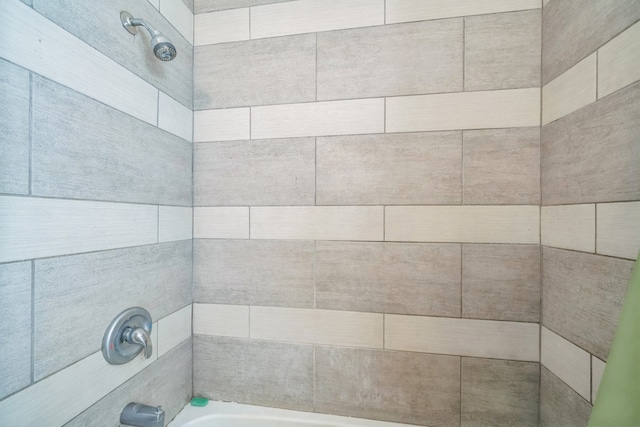 bathroom with tiled shower / bath combo