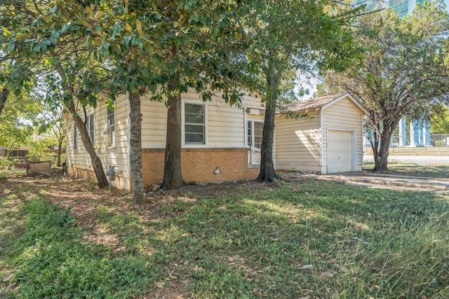 view of front of home featuring a front yard and a garage