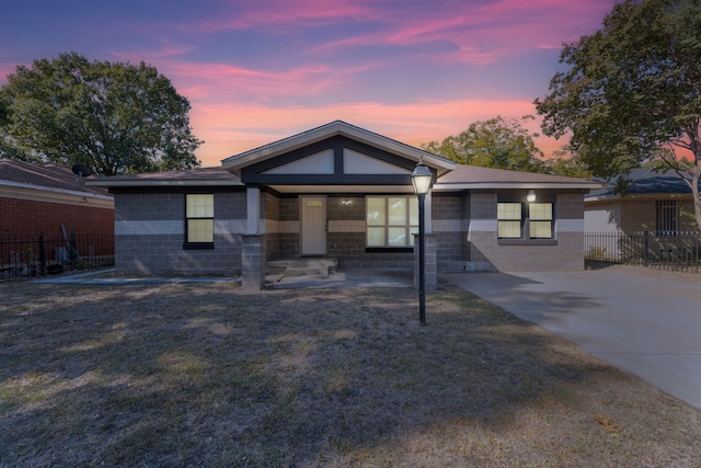 view of front of property featuring a lawn