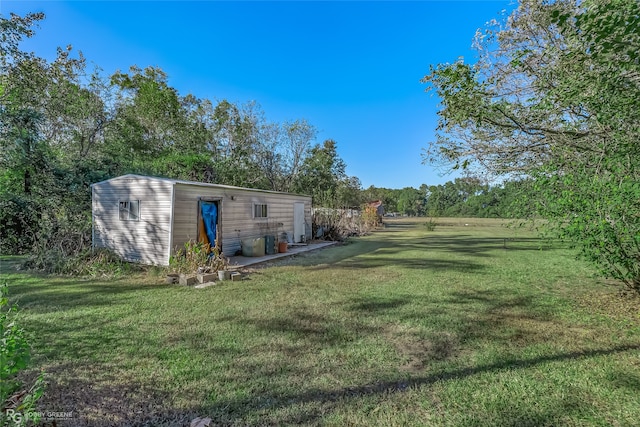 view of yard with a storage shed