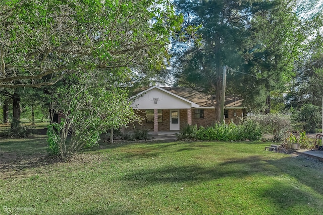 view of front of property featuring a front lawn