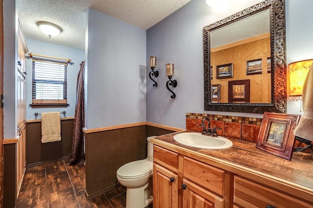 6048 Casey Ct, Fort Worth, TX 76140 - bathroom with a shower with curtain, backsplash, a textured ceiling, vanity, and toilet