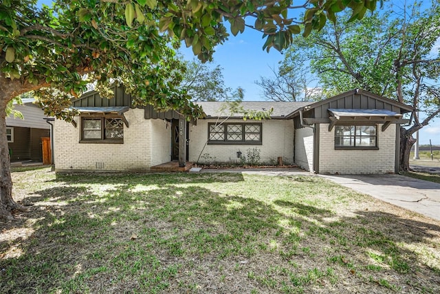 view of front facade featuring a front lawn