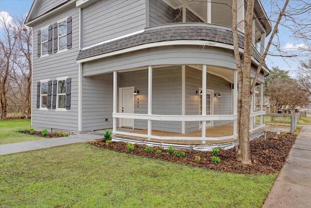 view of front facade featuring a front lawn and a porch