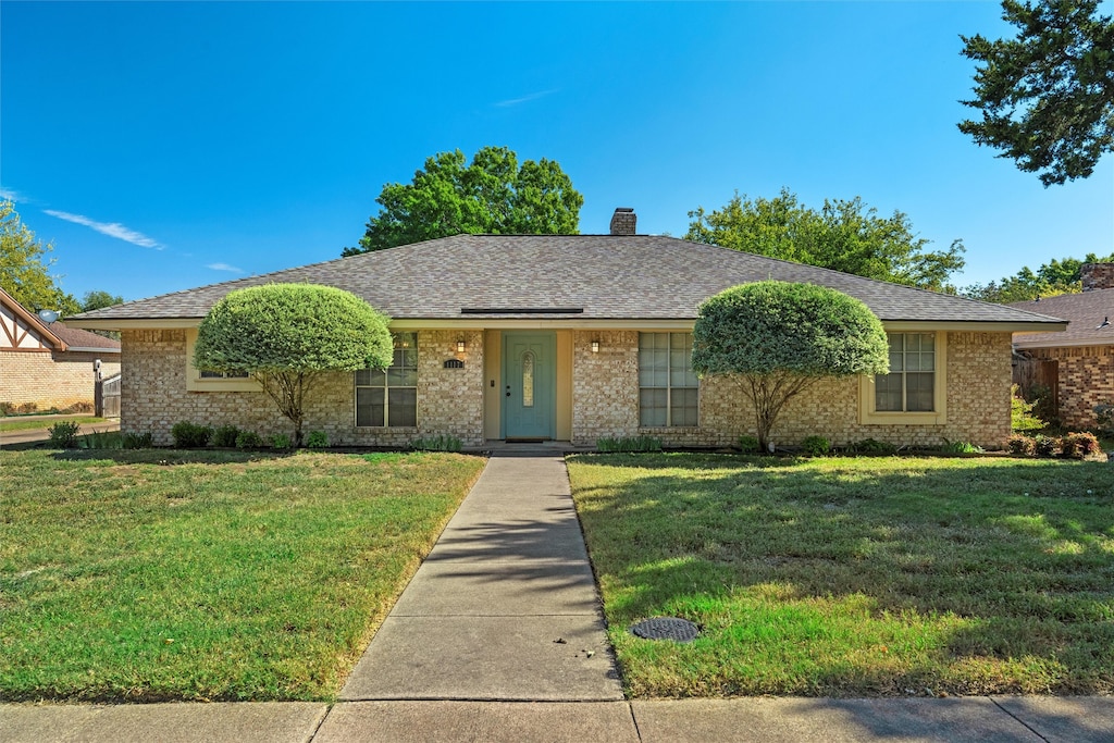 ranch-style house featuring a front yard