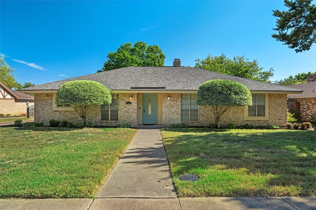 ranch-style house featuring a front yard