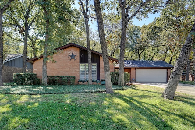 view of front facade with a garage and a front yard