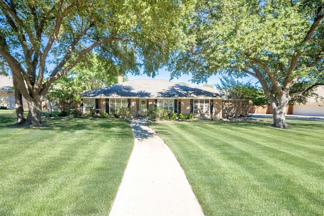 single story home with a front yard