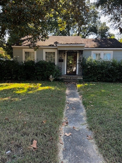 ranch-style home featuring a front lawn